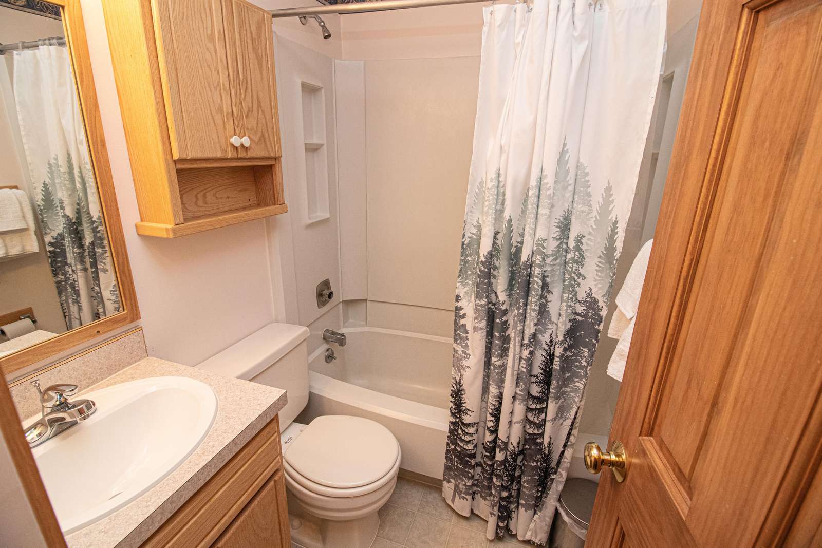 Clean bathroom with tub/shower!!