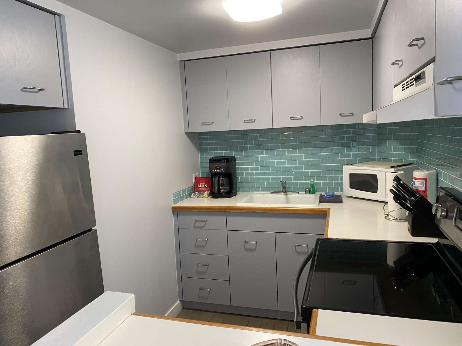 Clean & bright kitchen