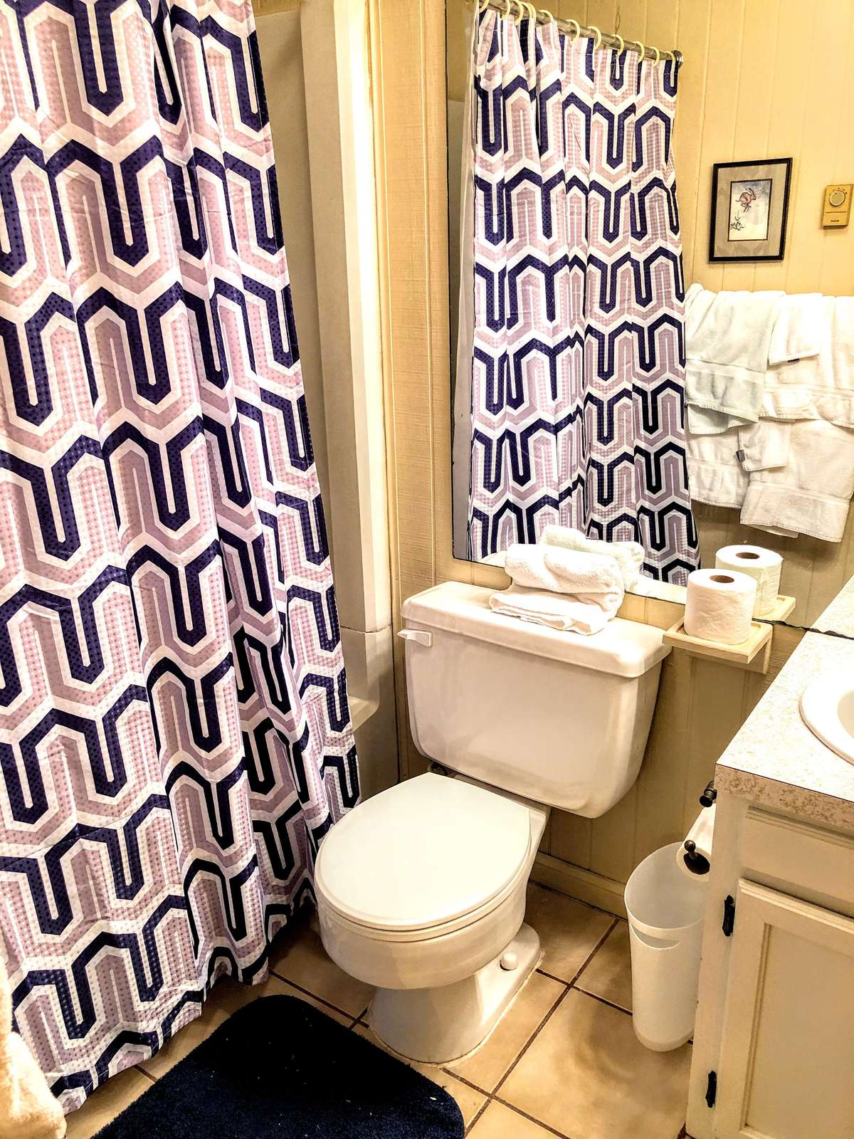 Private Master Bath (en suite) with tub and shower; linens provided.
