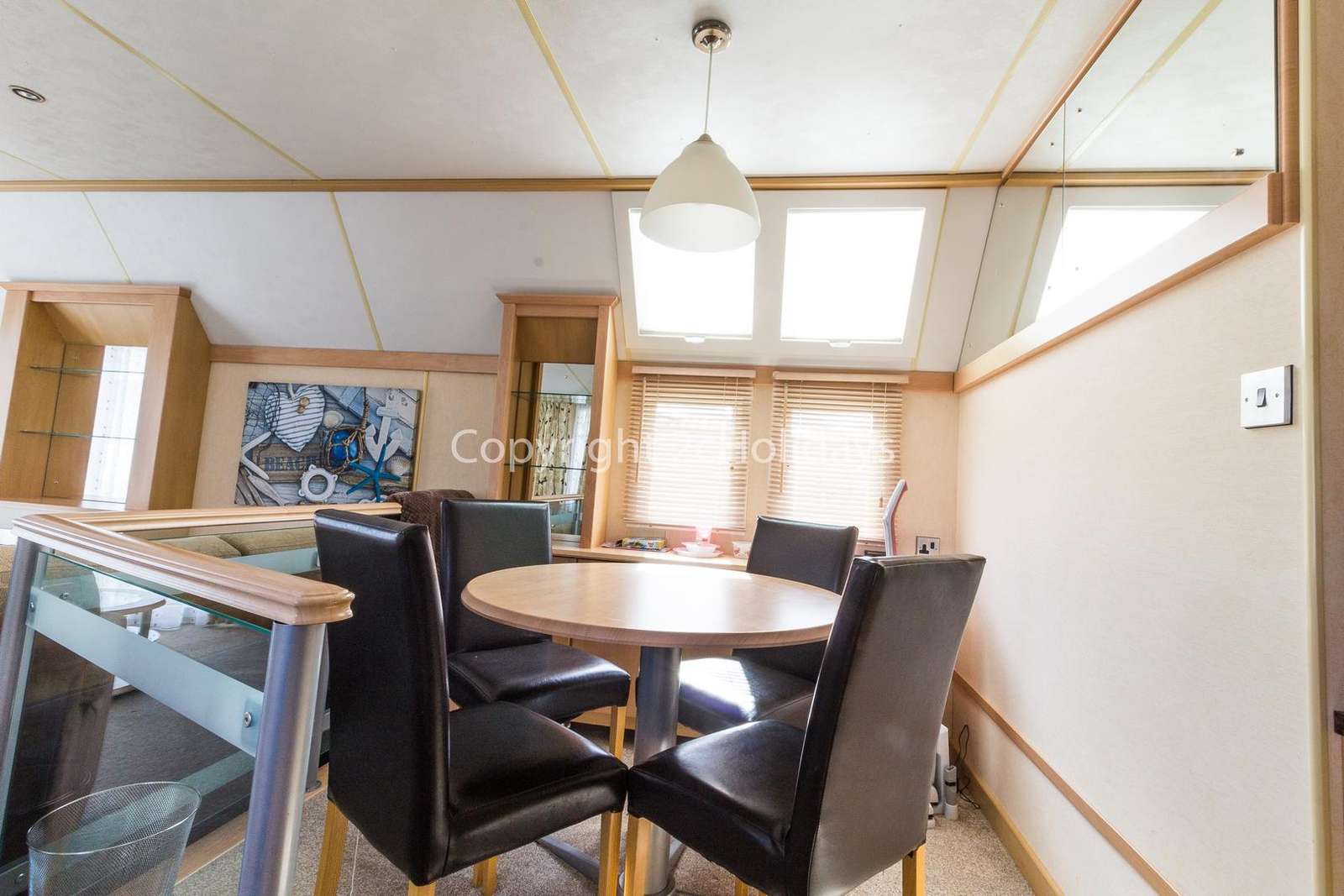Great dining area for you and your family to enjoy some family time