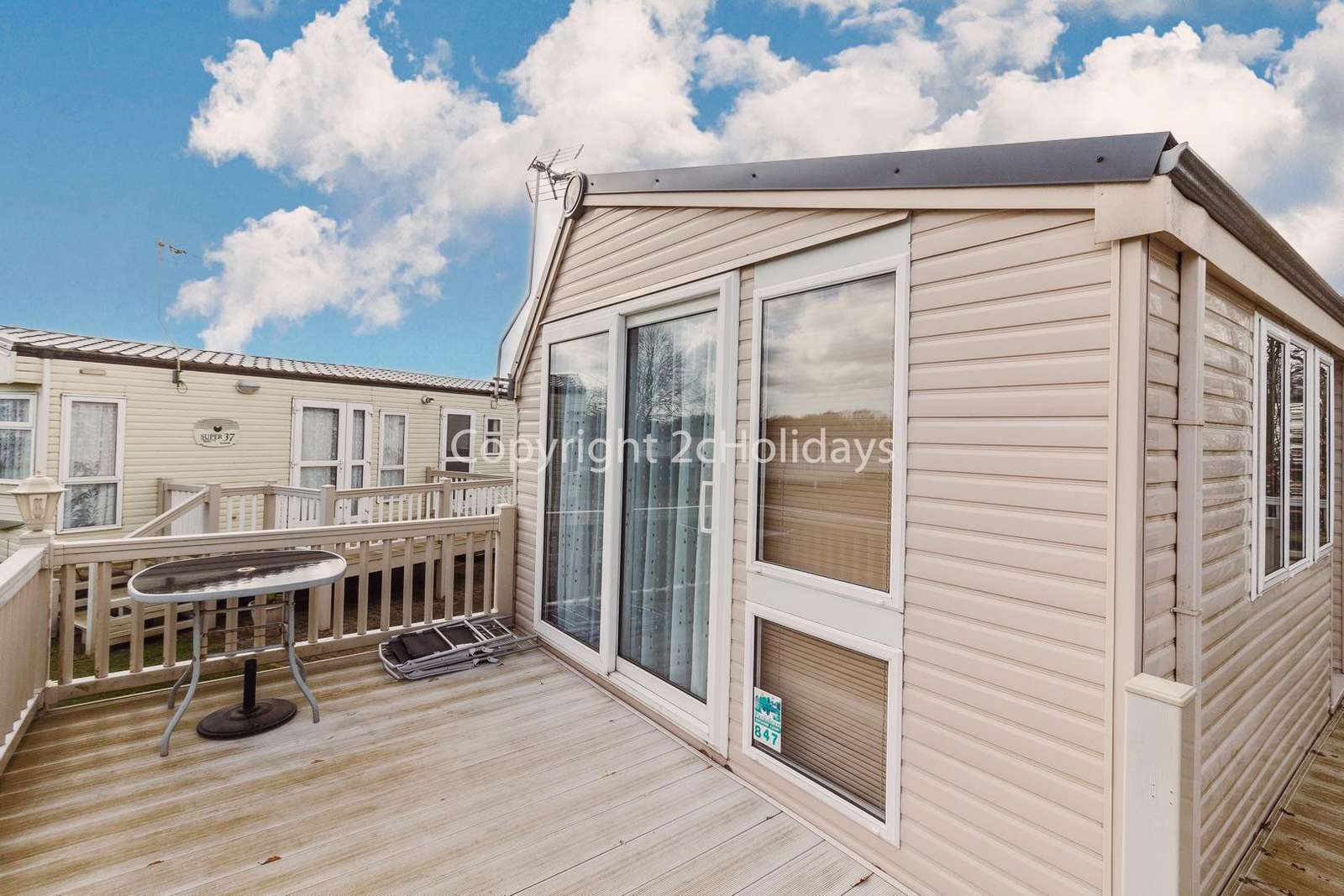 Gated decking area, perfect for families and dogs!