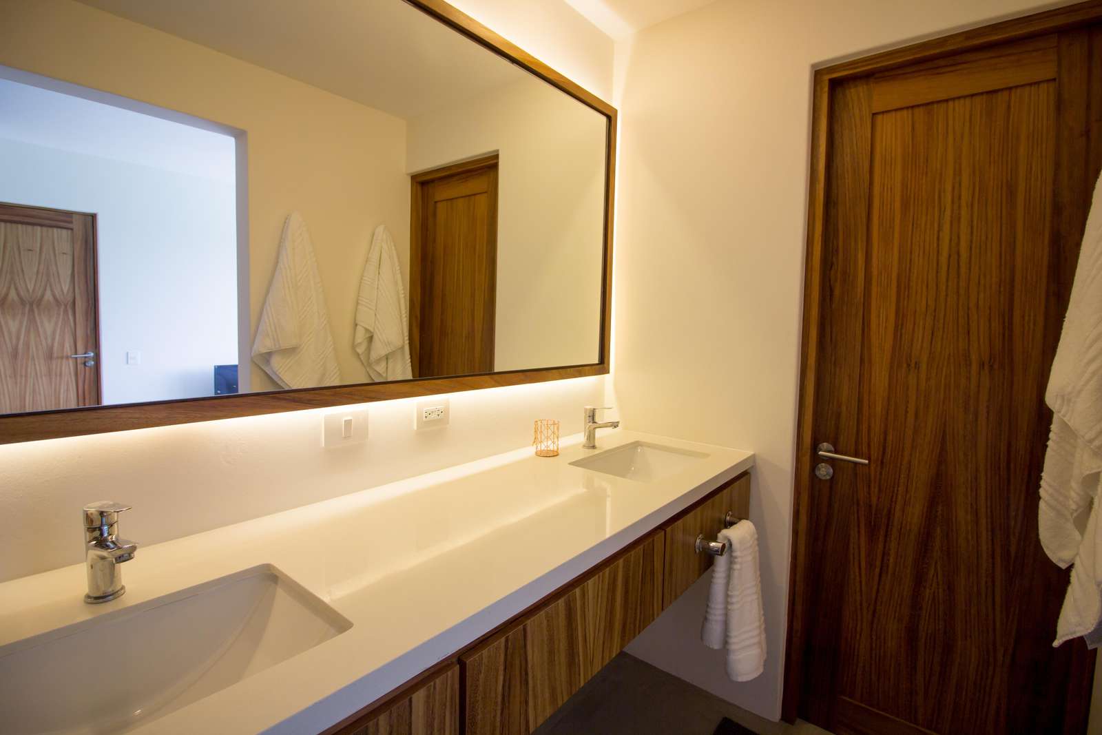 Ensuite bathroom with double sinks