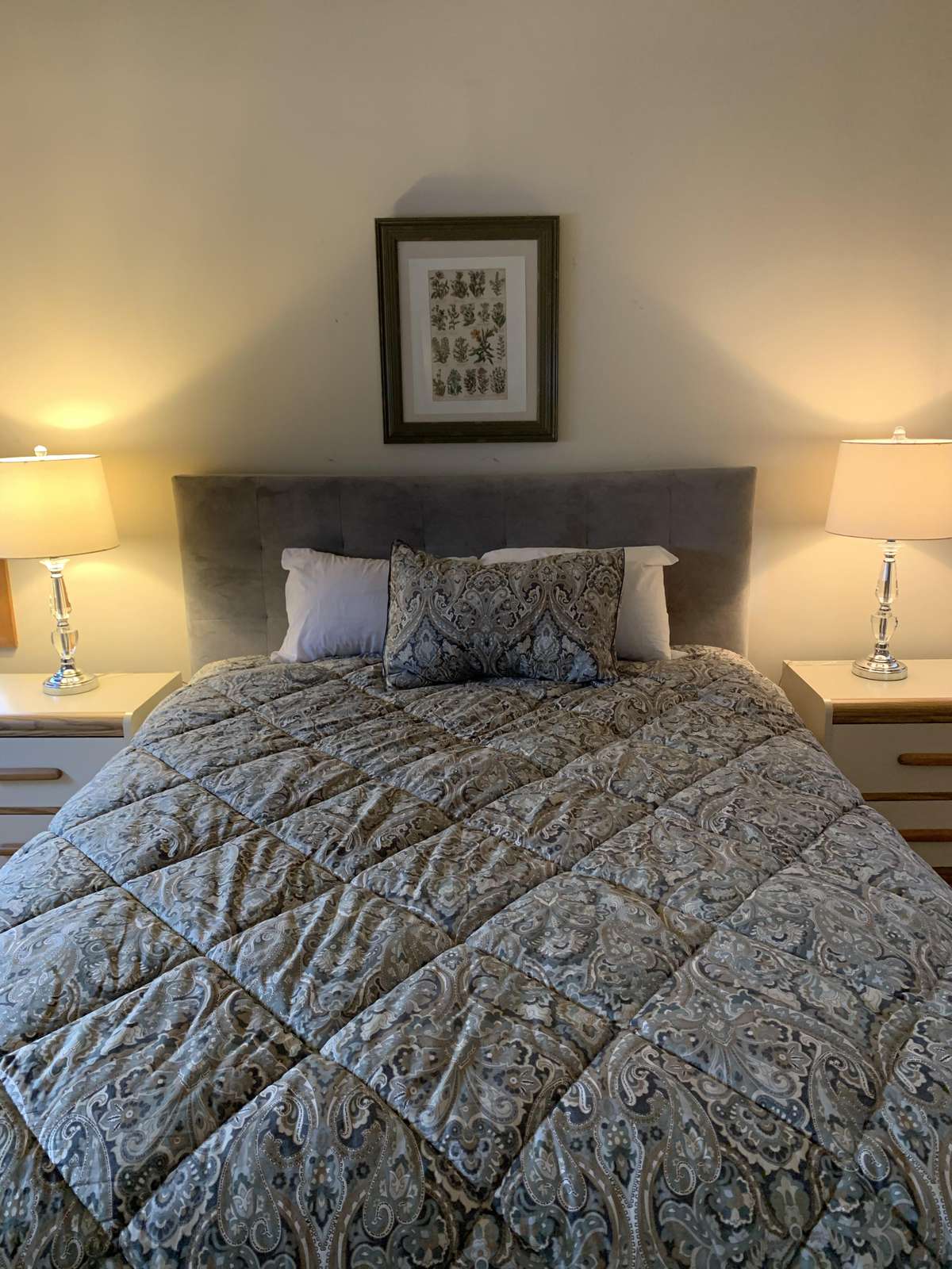 Master bedroom - queen