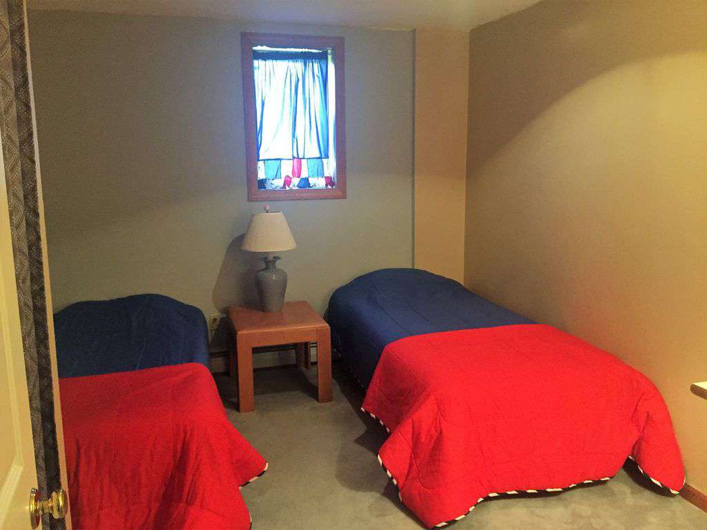 Lower floor bedroom - 2 twin beds