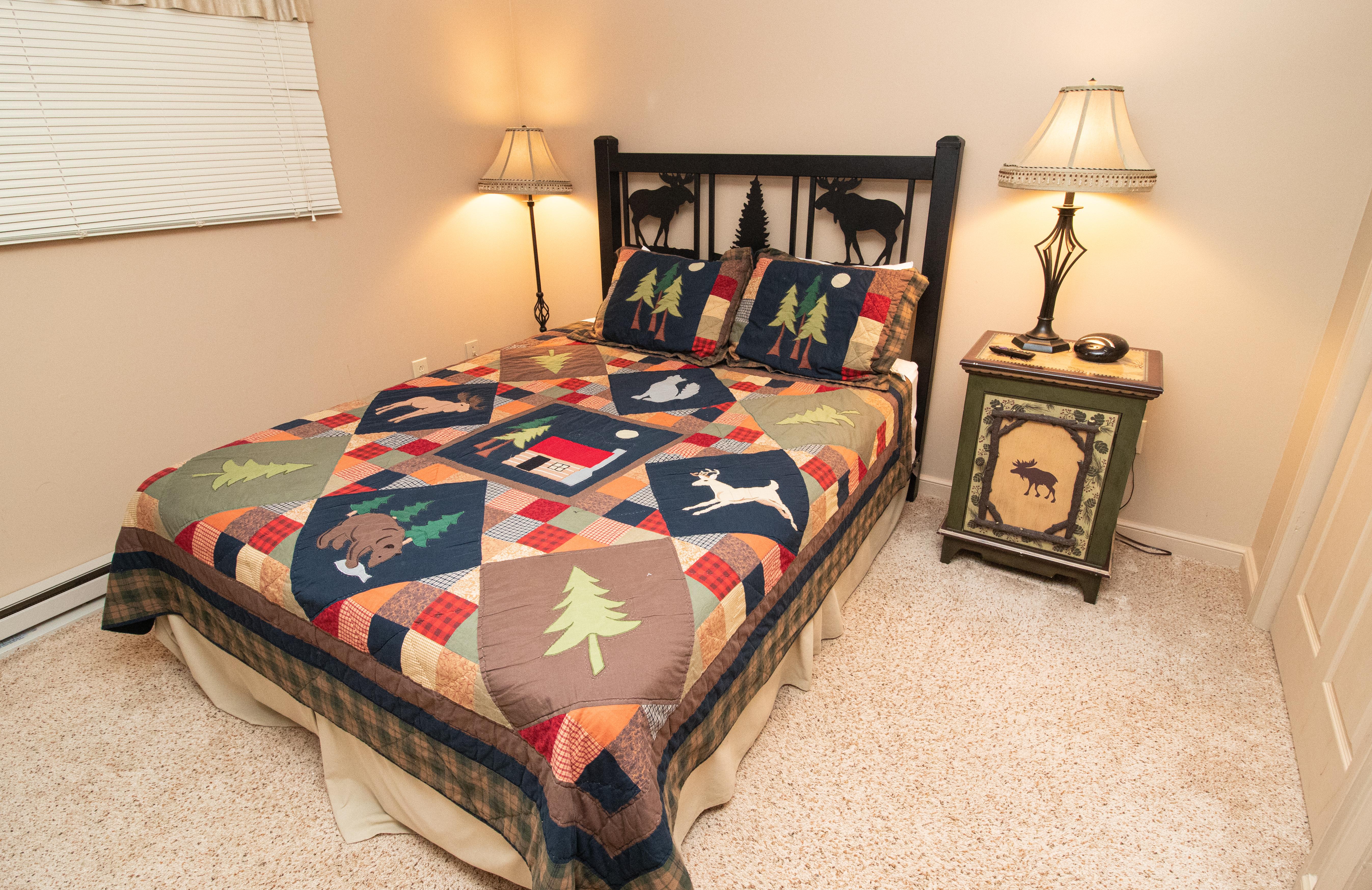 Queen size bed and ceiling fan in ML356 bedroom