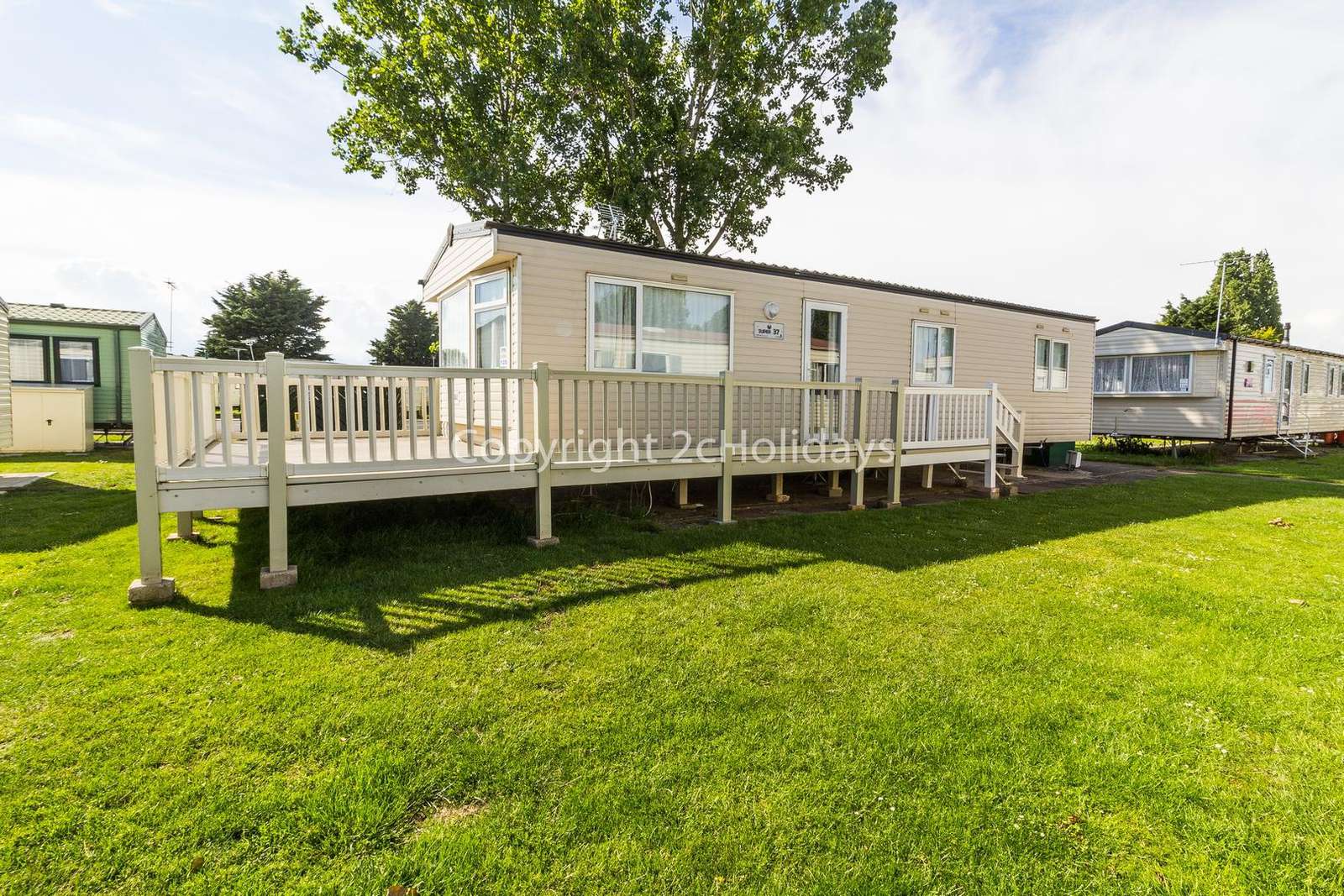 Large outside decking area, perfect for families and dogs!