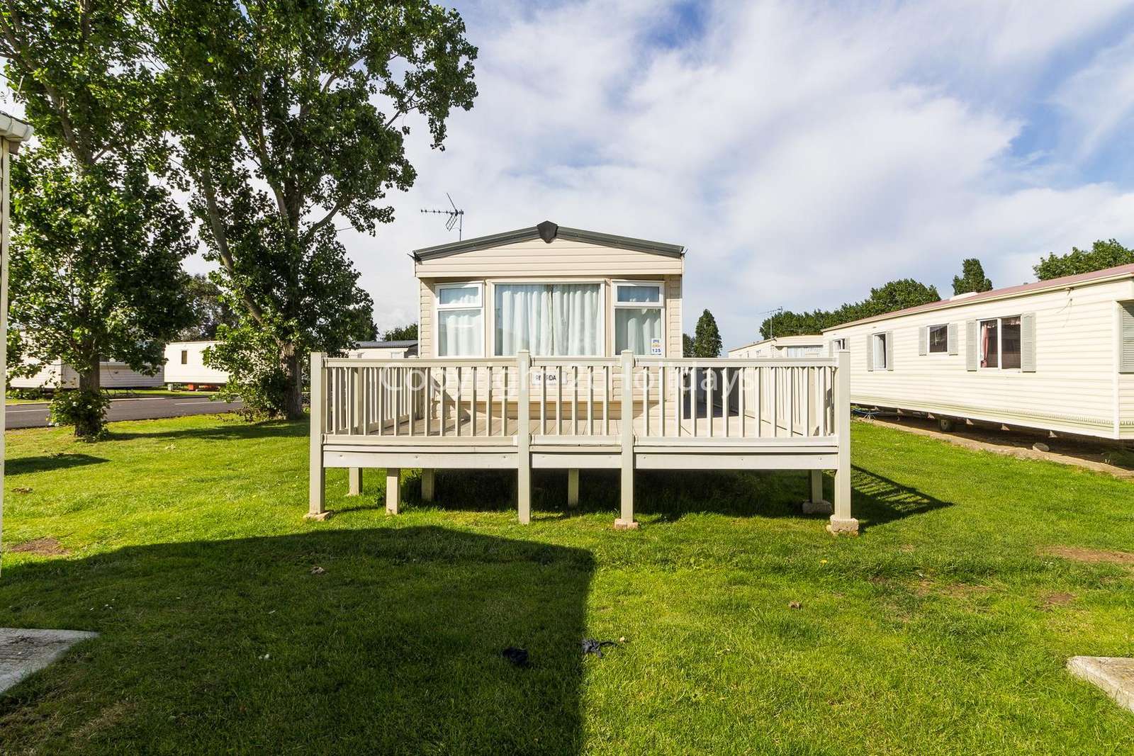 Lovely caravan on a great holiday park close to the seaside town of Clacton!