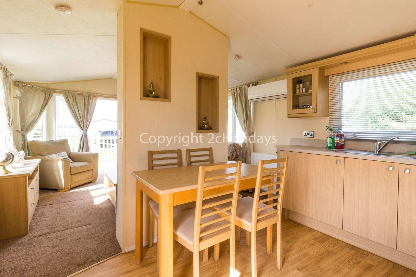 Open plan kitchen/dining area, great for families!