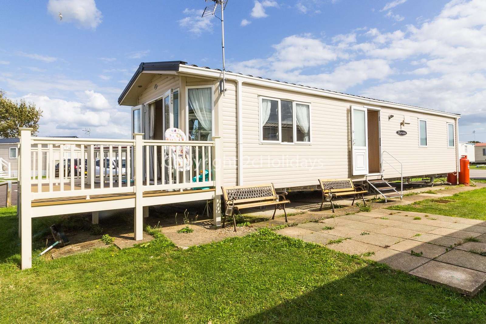 Beautiful mobile home throughout!