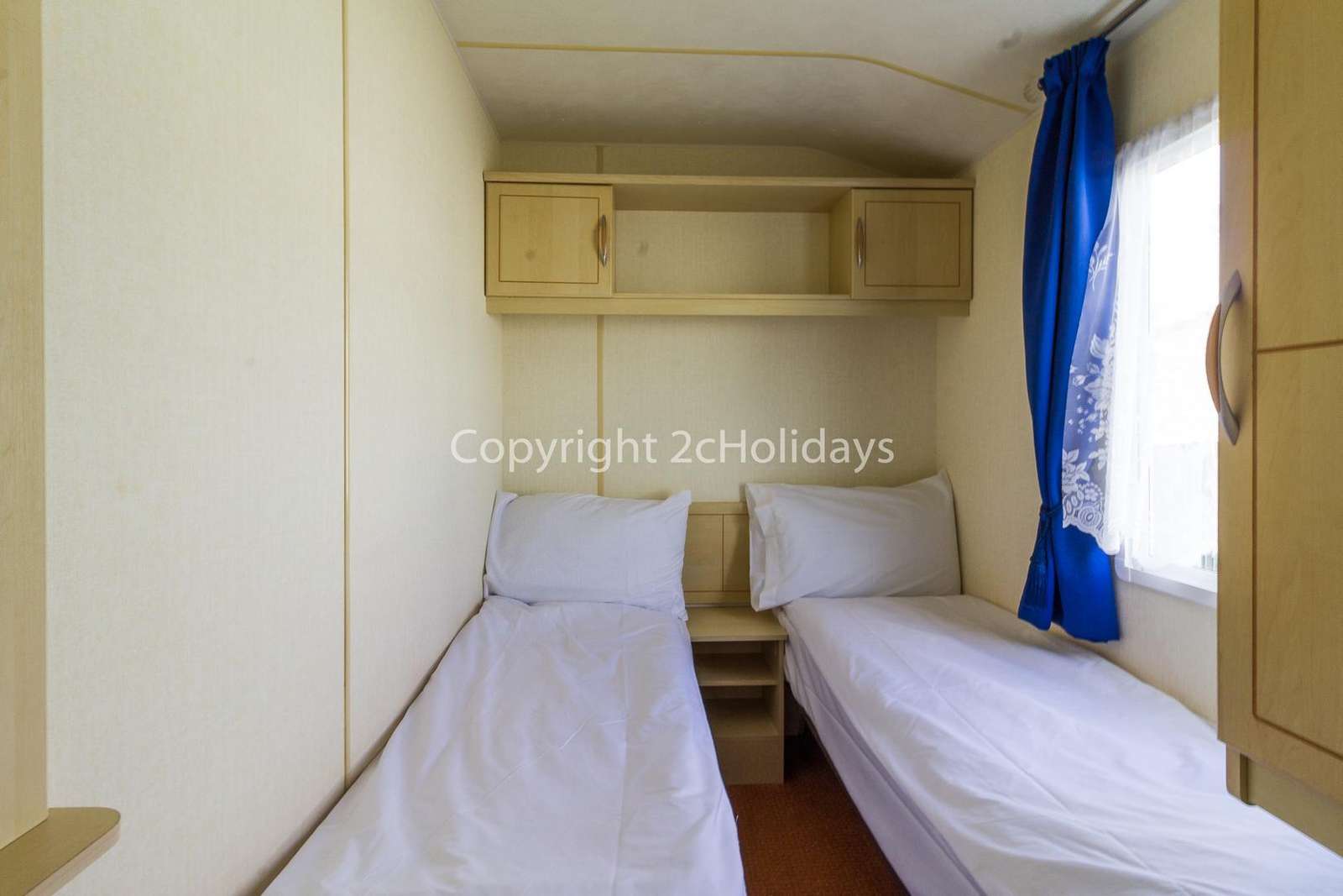 Cosy twin bedroom with panel heater!