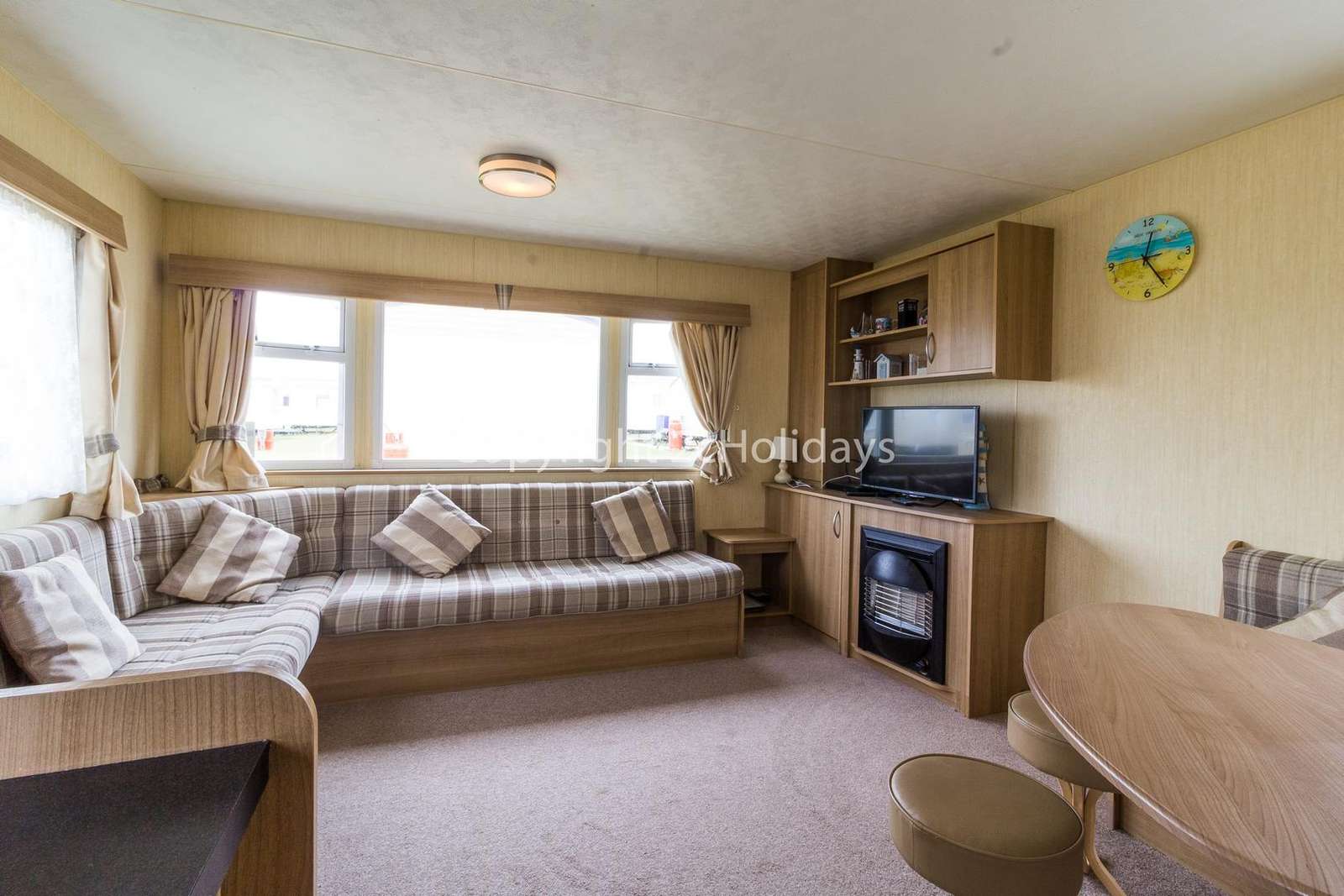 Spacious lounge/dining area, ideal for families!