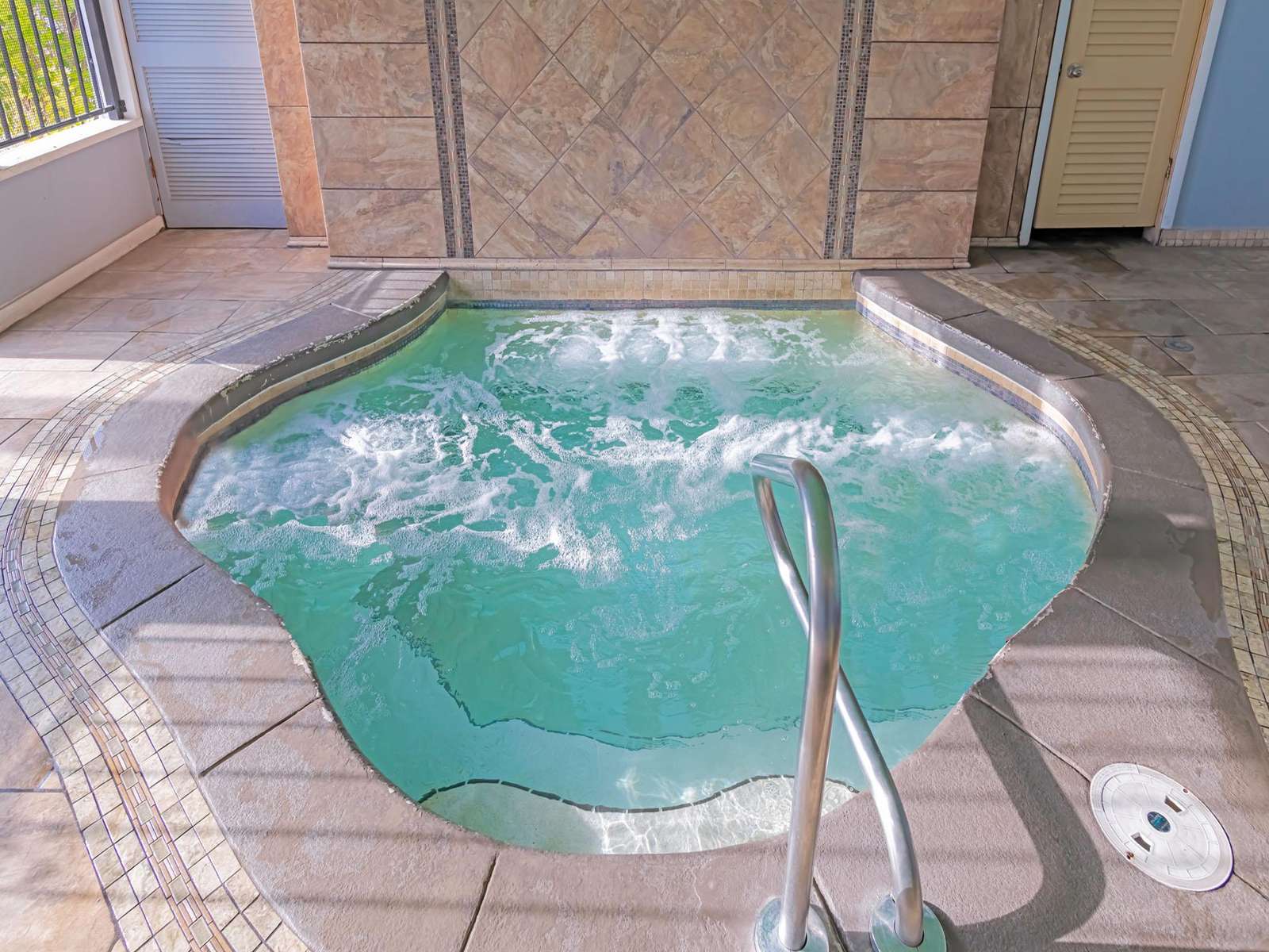 Large toasty hottub for those chilly coastal nights!