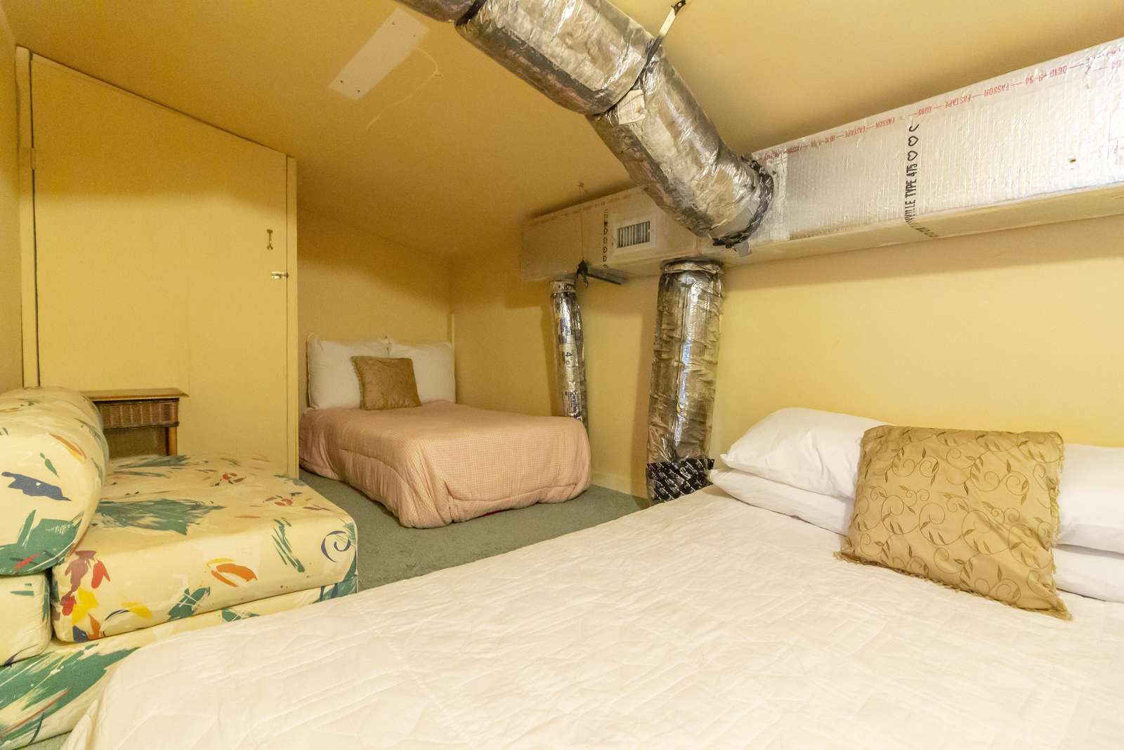 Sleeping nook (ducted) off of living room!
