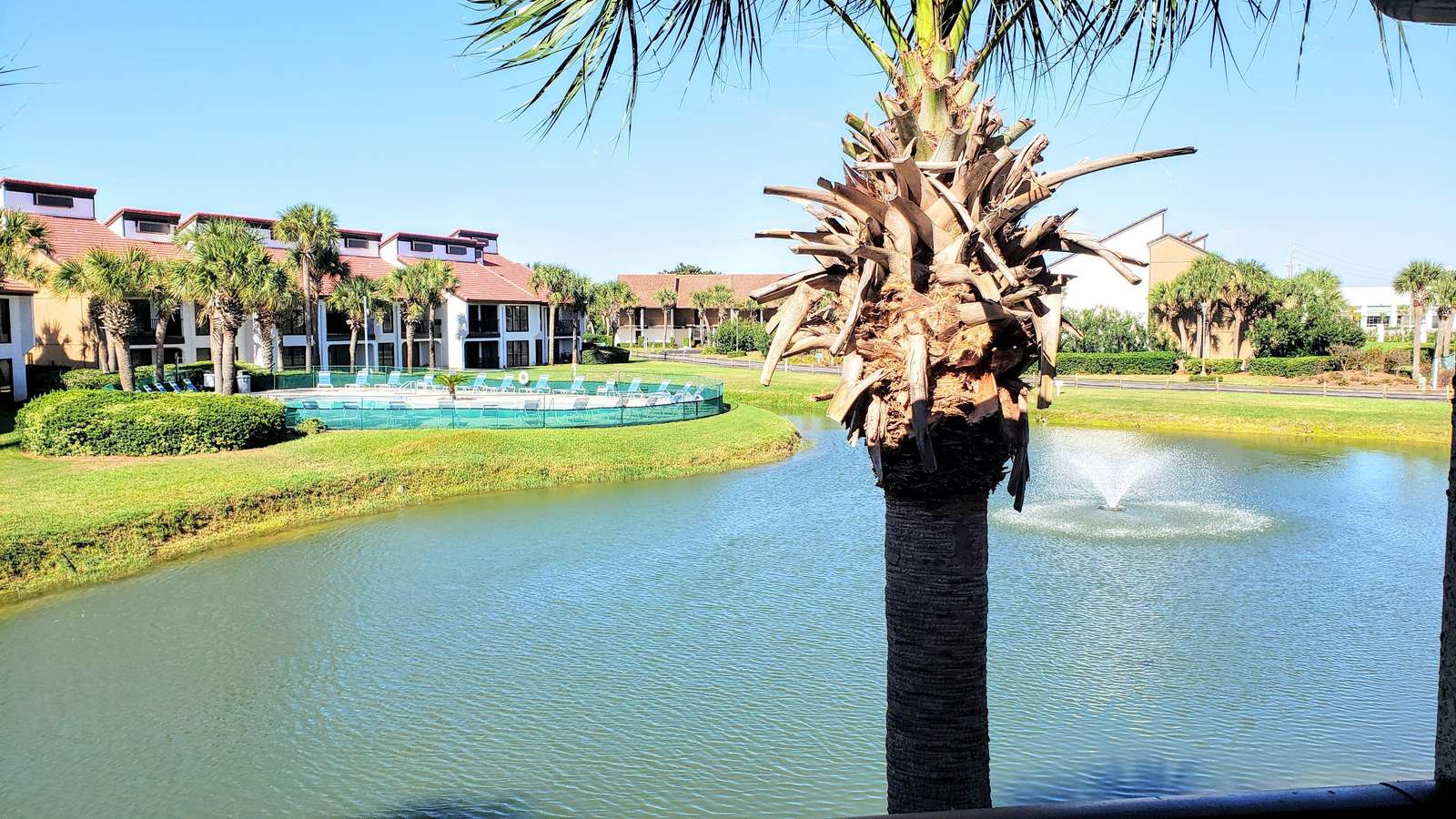 1000 Building 2nd floor view of Lake, fountain and Pool