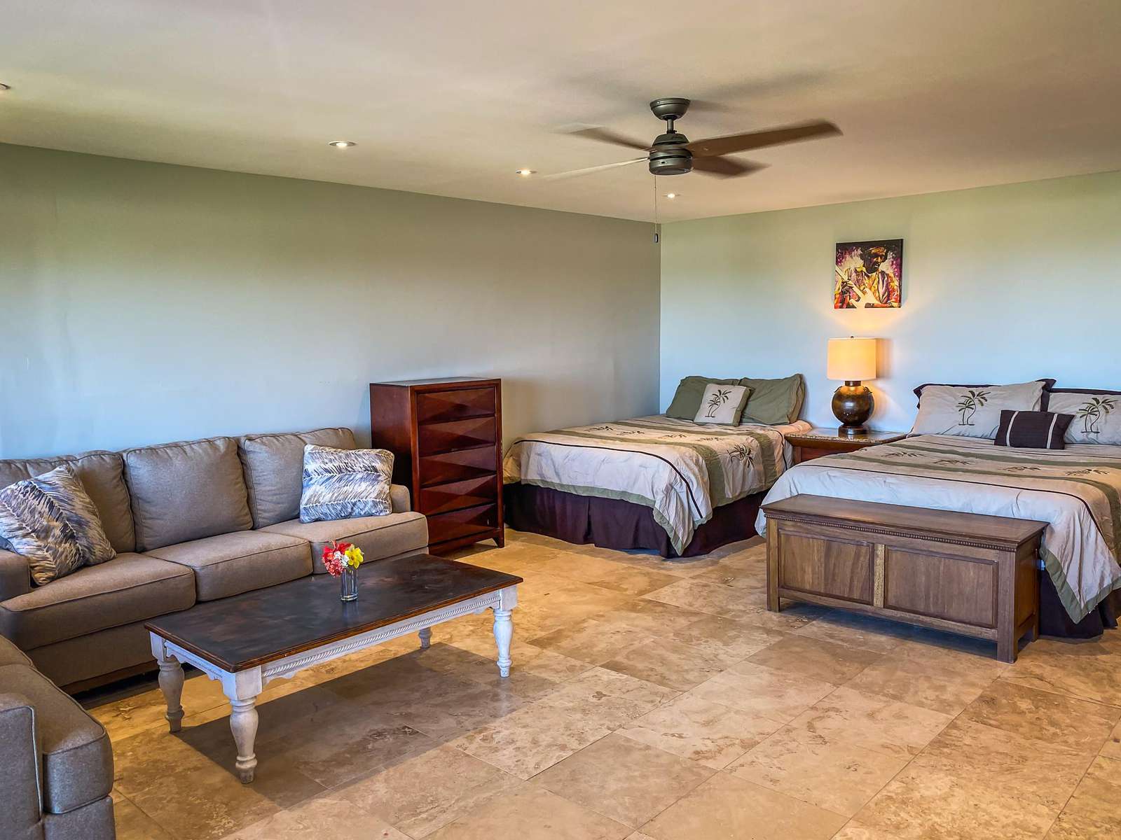 This recently renovated studio, has brand new furniture.