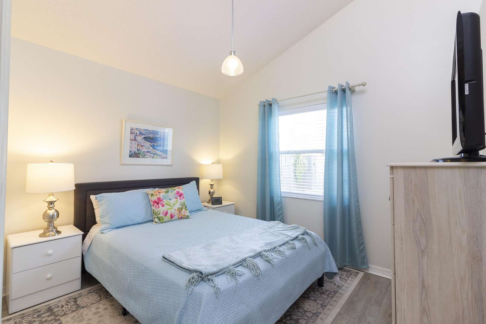 Guest Bedroom - Queen Bed
