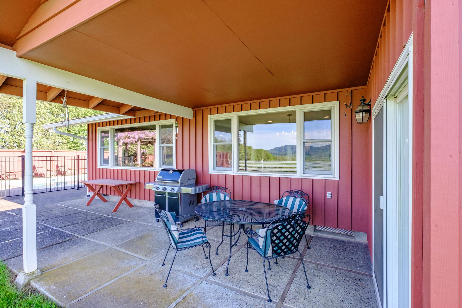 Patio off the sunken living room - Gas grill - all supplies and clean tools provided.