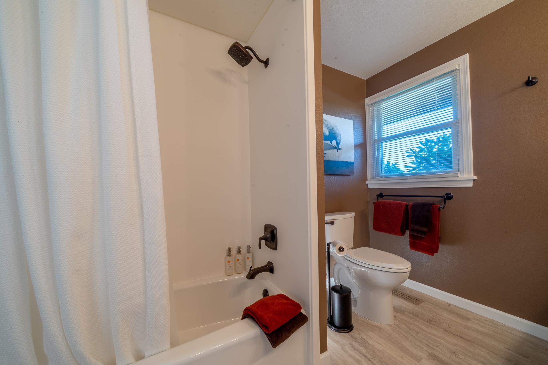 Highland Acres - Hall Bathroom - Spacious with Tub and Shower