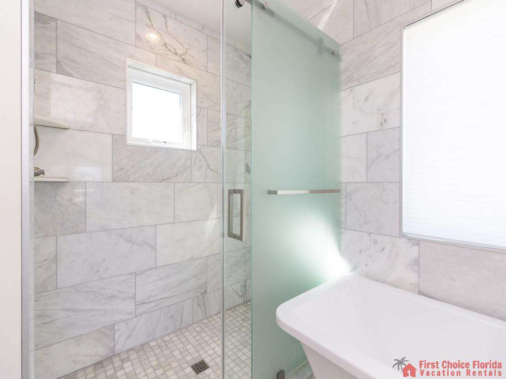 All Ashore North Shower and Tub