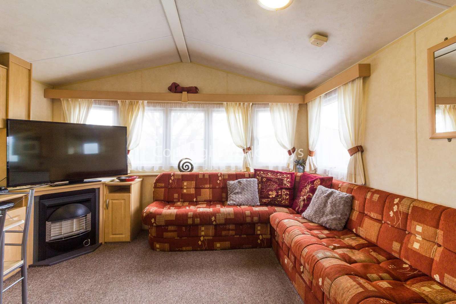Cosy and homely lounge, ideal for families with a TV and electric fire!