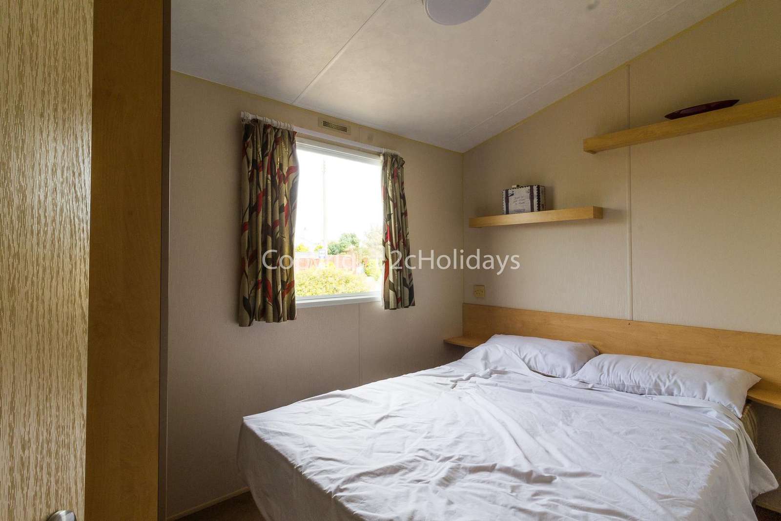 Great size master bedroom with panel heating!