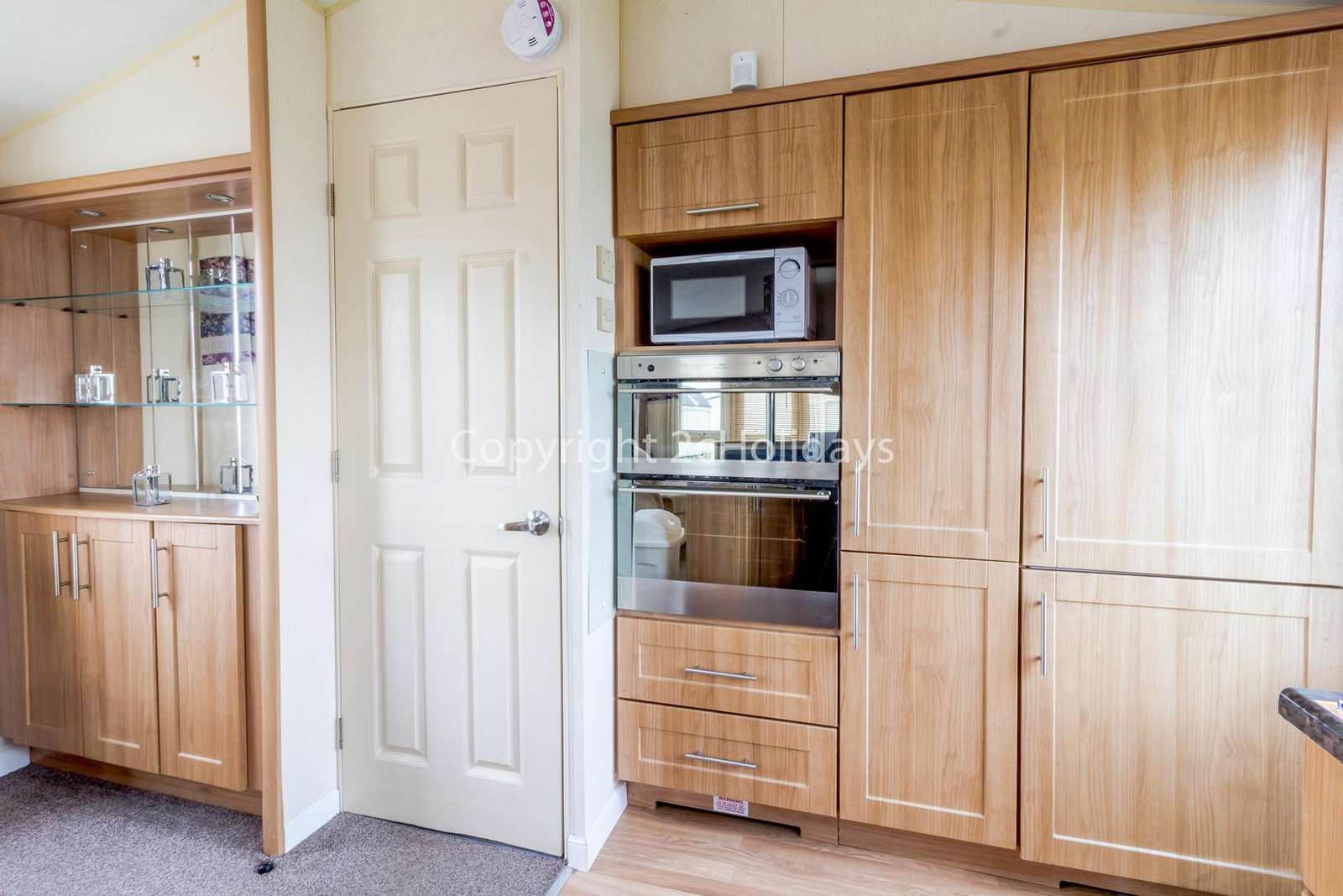 Modern kitchen with an integrated oven and fridge/freezer!