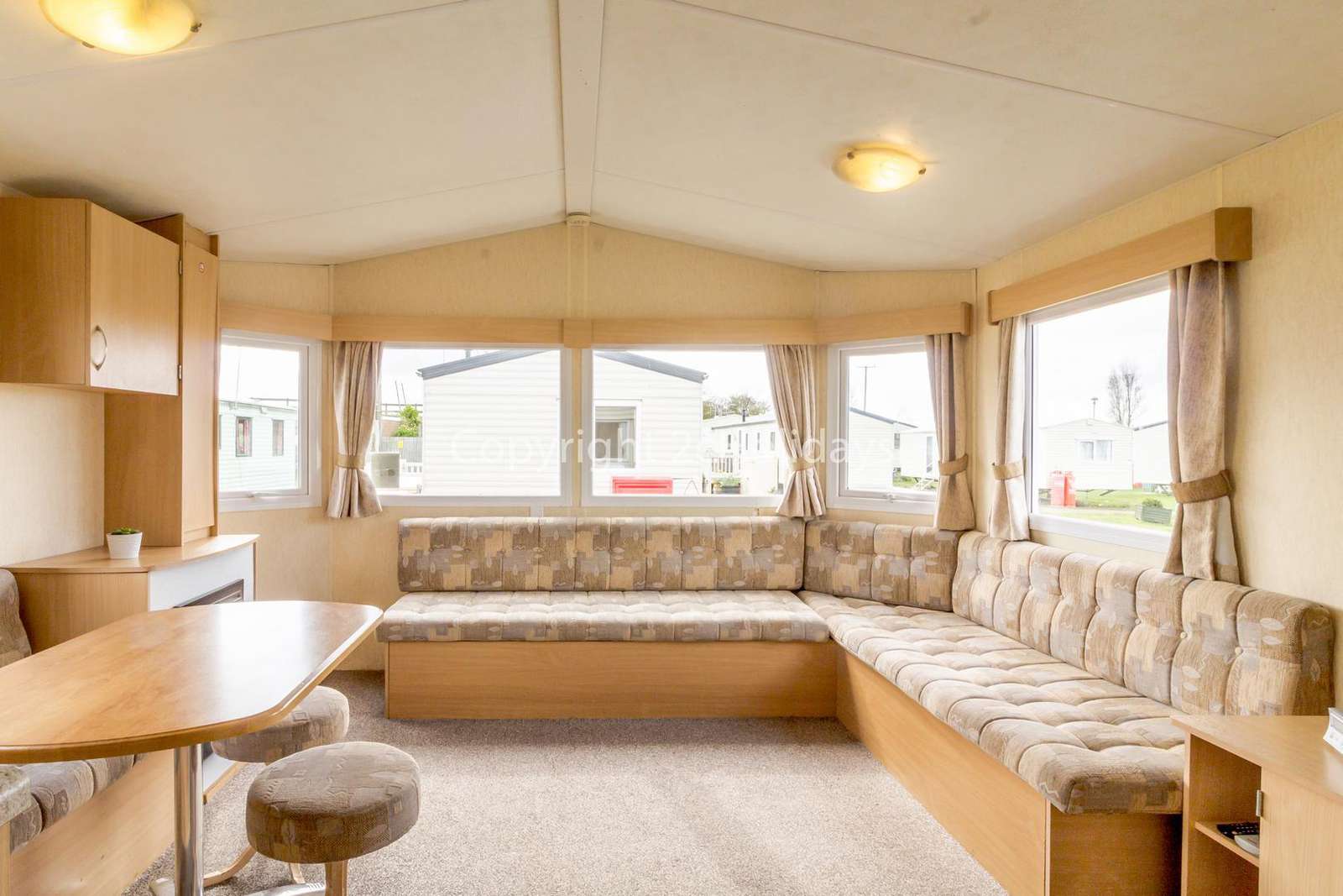 Spacious and open plan living/dining area, great for families!