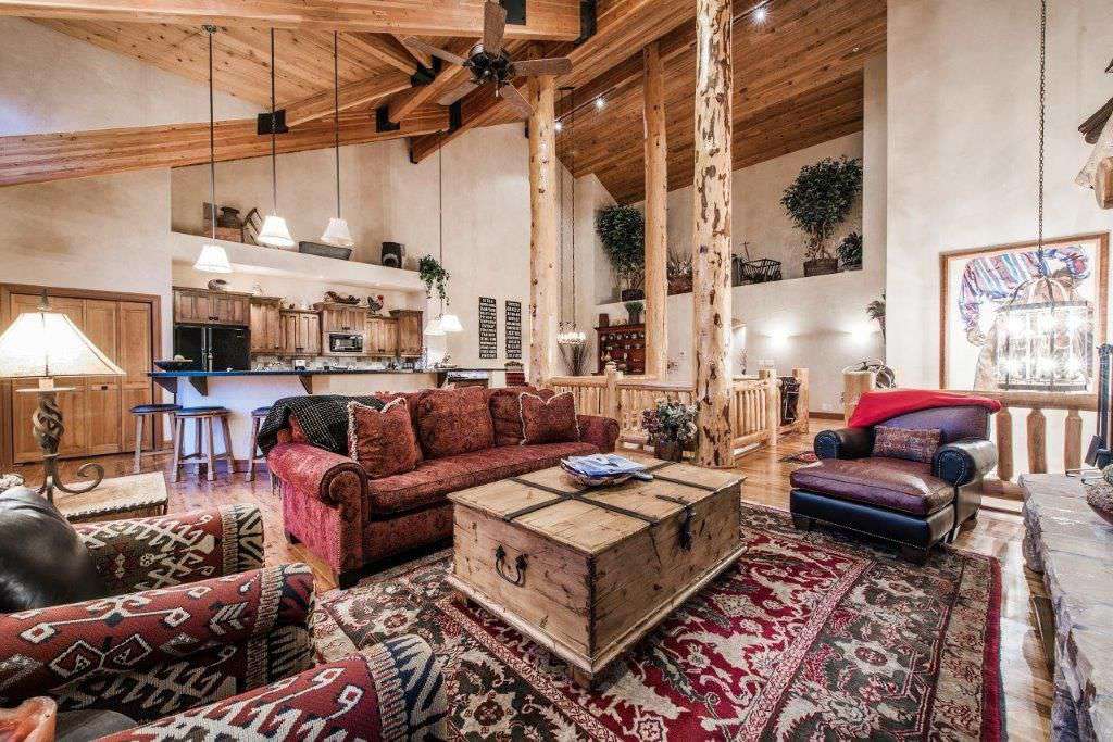 Spacious and open living kitchen and dining area