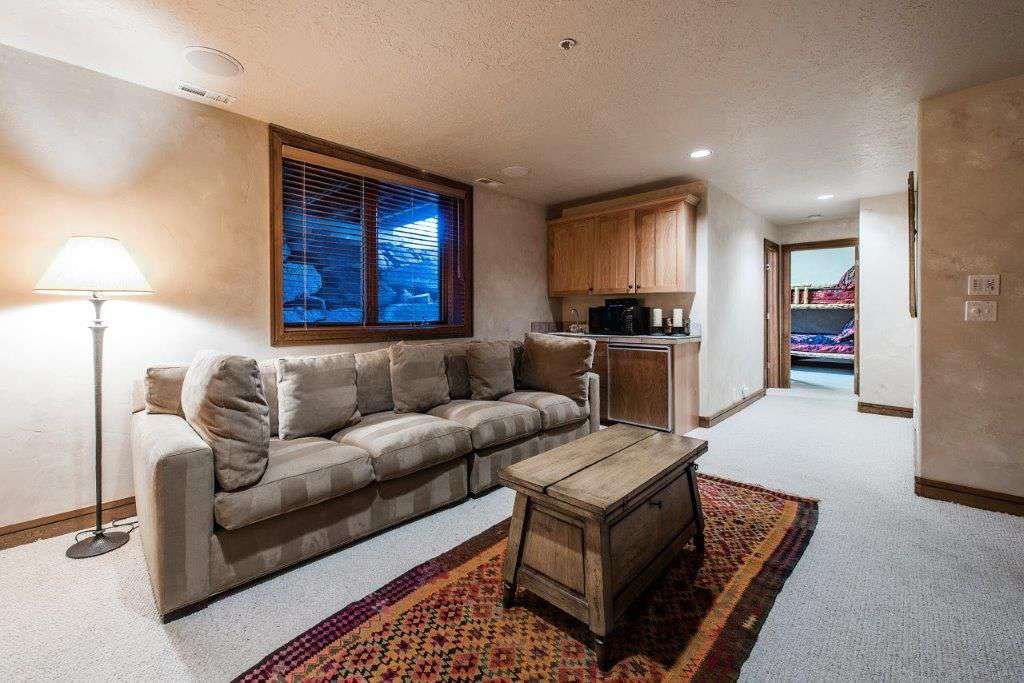 Lower level game room with 2 TV's