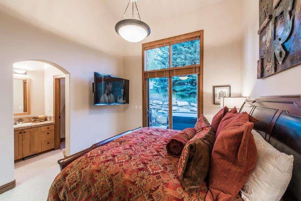 Guest king suite with entrance to hot tub