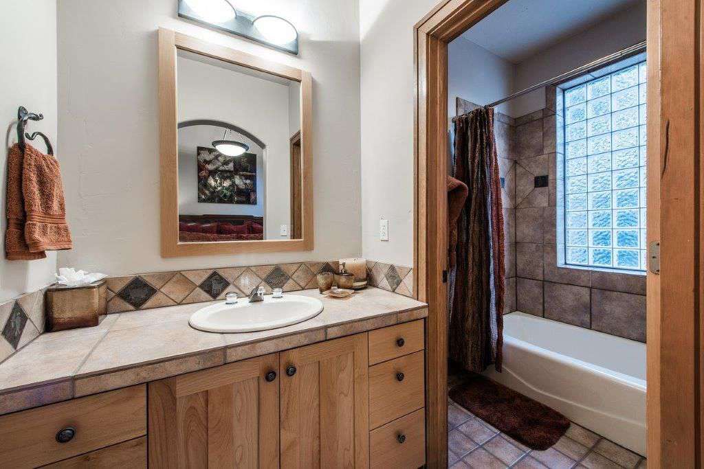 En suite bathroom to guest suite