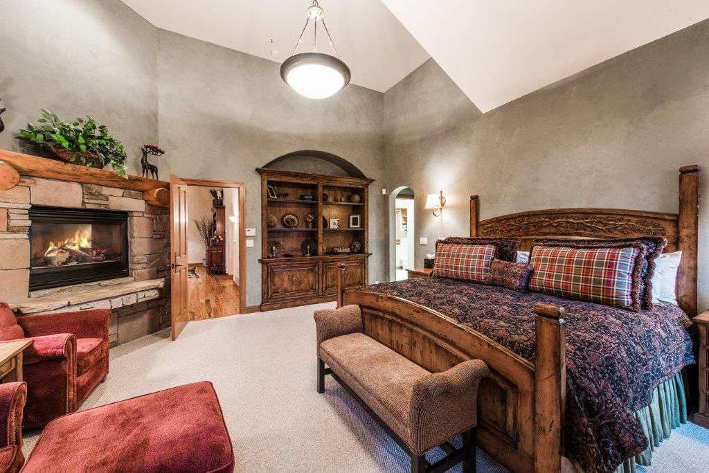 Master Bedroom with en suite bath.