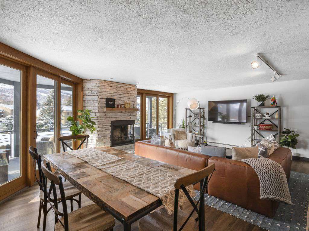Cozy and spacious living and dining area