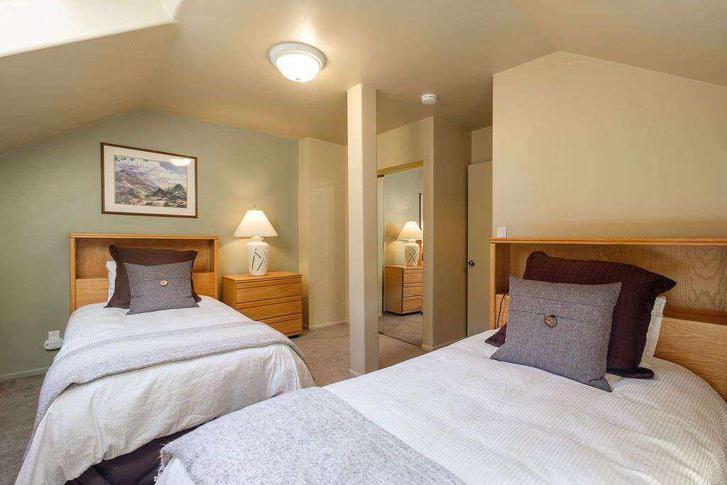 Fourth floor bedroom with two twin beds