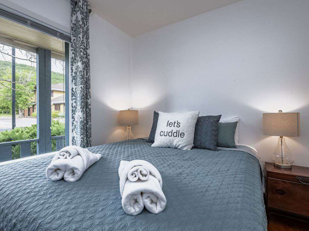 Guest bedroom with city view