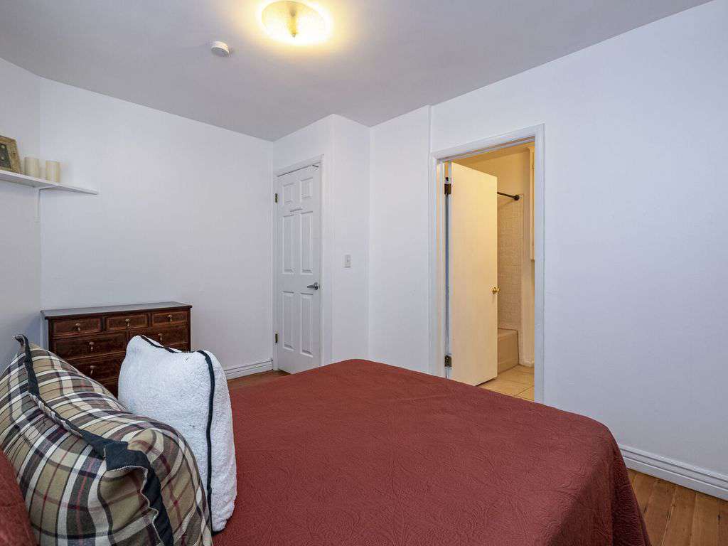 Guest room with ensuite bath