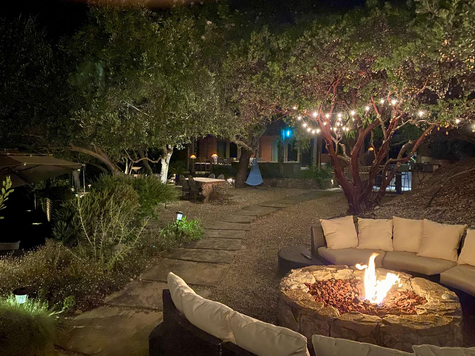 Relax and stay warm in the evening by the family-sized fire pit