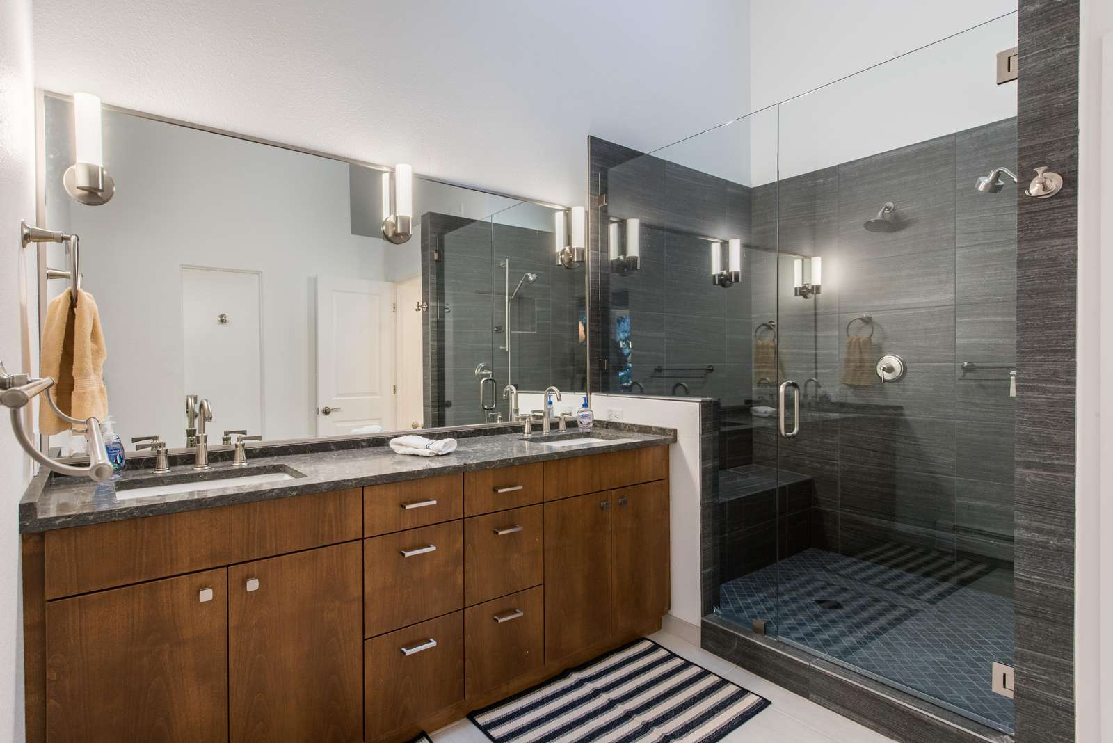 Master ensuite bathroom