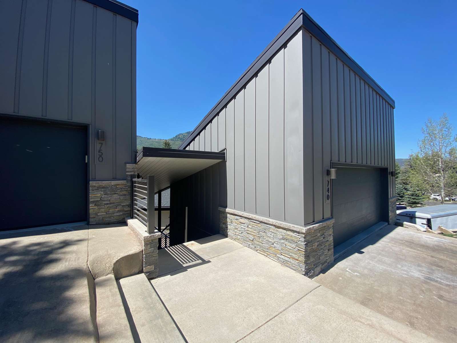 Garage and parking in the driveway