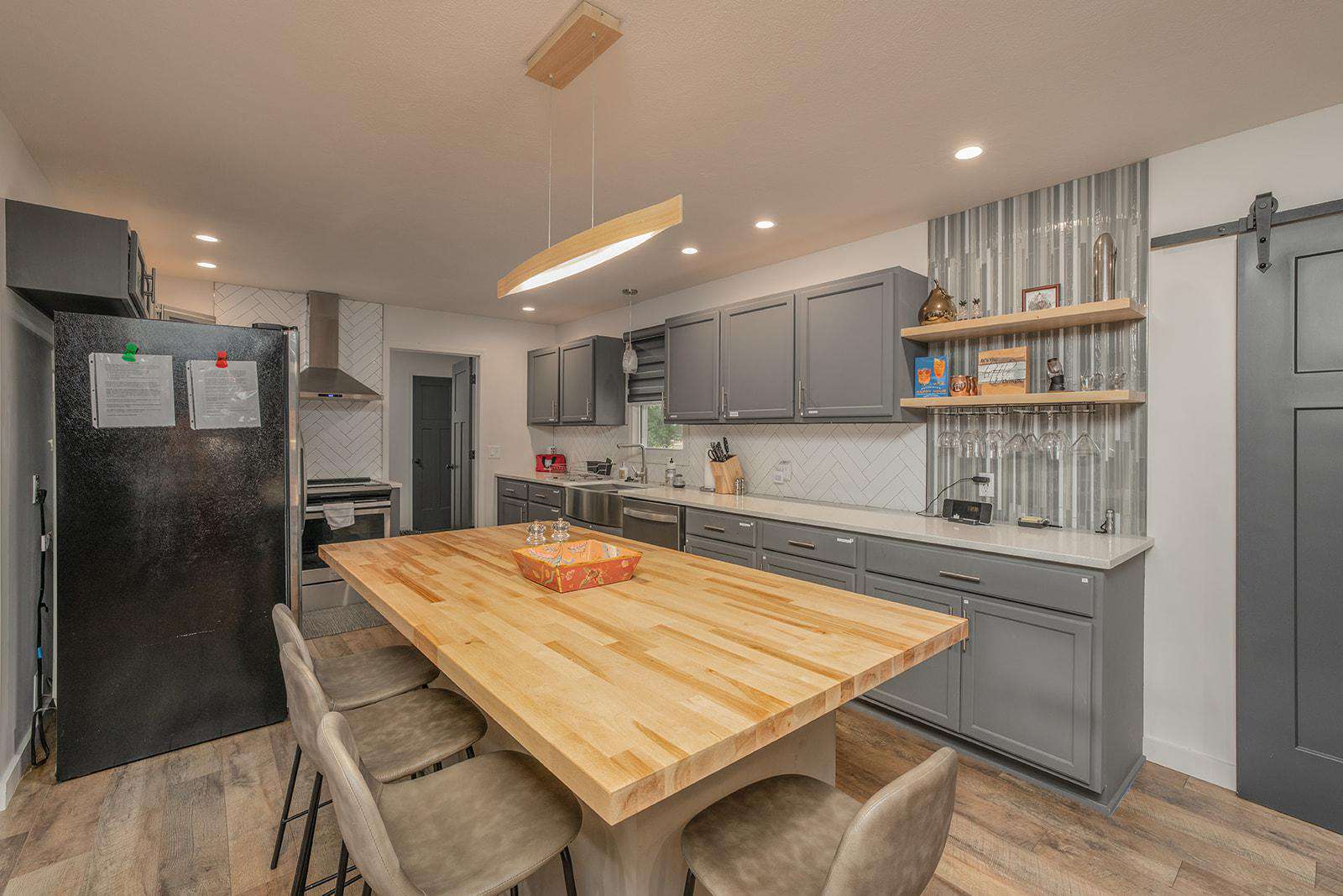Gorgeous kitchen. Style, function and fully equipped!!