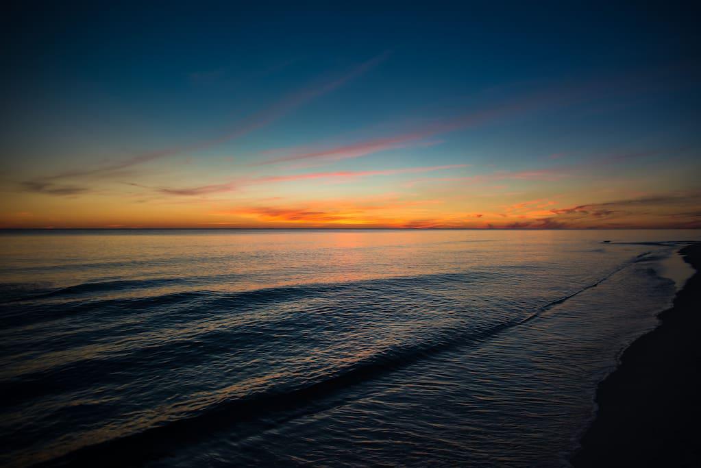 3 minute walk to the beautiful Gulf of Mexico for a gorgeous sunset view!