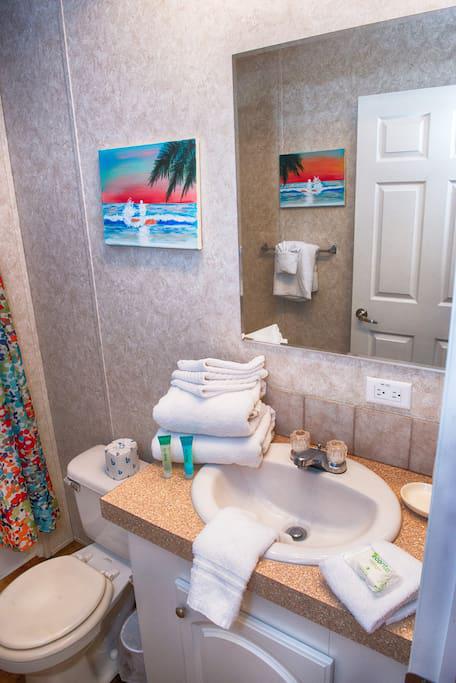 2nd Bathroom w/ towels, hand towels, wash cloths & amenities for guests