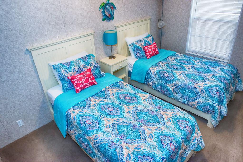 3rd Bedroom with 2 twin beds (NO TV)