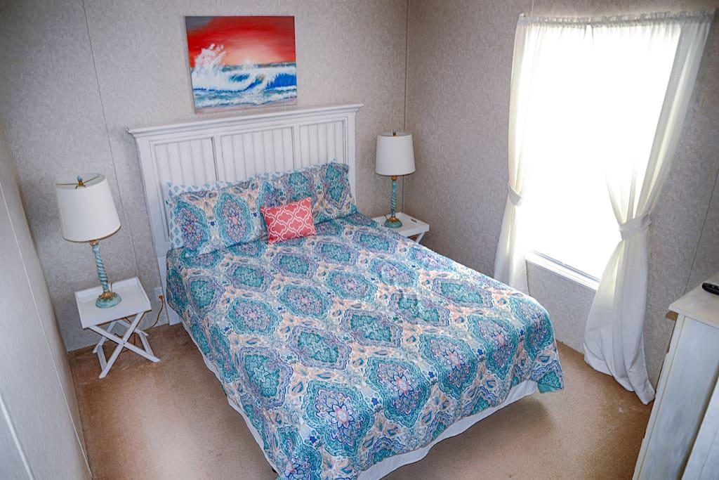 2nd Bedroom, Queen size Bed, Lamps, Flat Panel TV, Wow cable and DVD player
