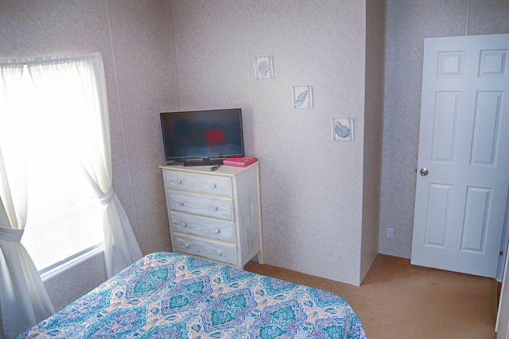 2nd Bedroom, Queen size Bed, Lamps, Flat Panel TV, Wow cable and DVD player