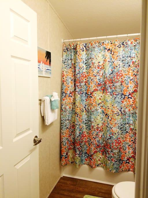 2nd Bathroom w/ Shower & Tub combo