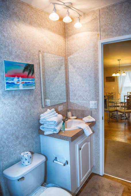 2nd Bathroom w/ towels, hand towels, wash cloths & amenities for guests
