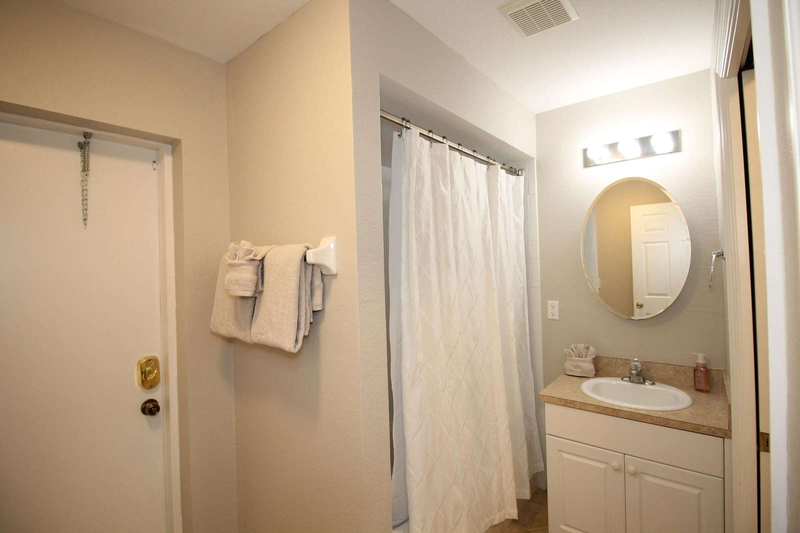 2nd bathroom / pool bath