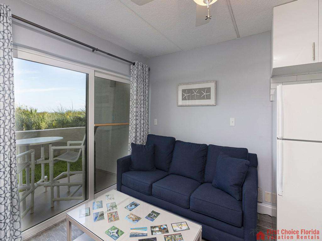 Beachers Lodge 131 Couch and Patio