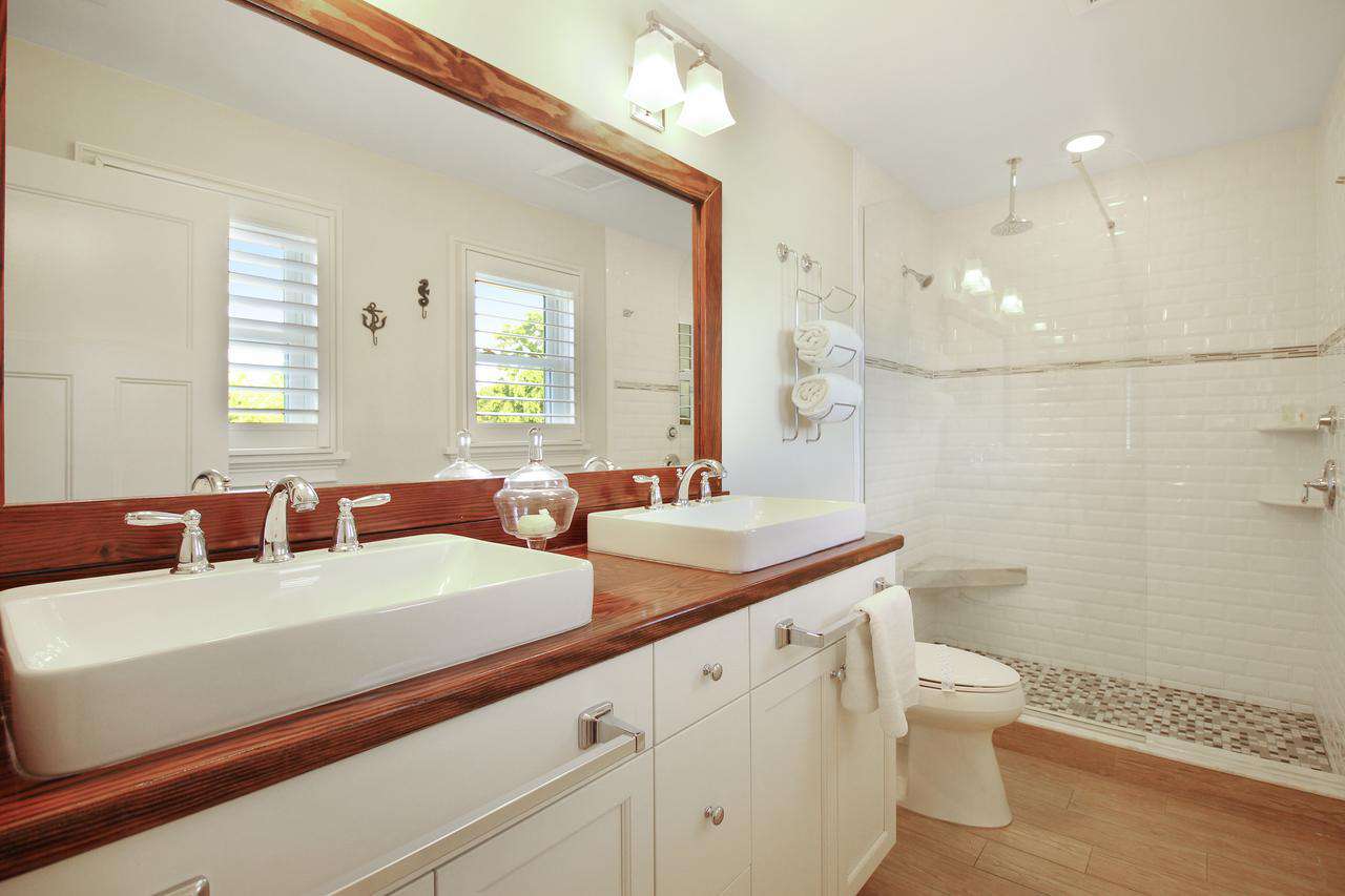Full bath attached to King bedroom